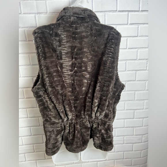 Andrea Faye Women's Brown faux fur vest /size XL - Picture 7 of 11